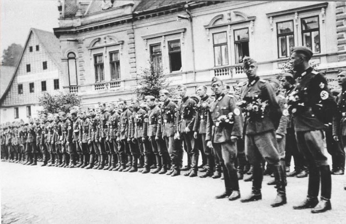 The German 'saviours' of the town in 1941.