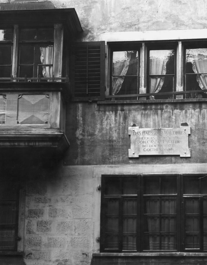 The plaque on the Haus zum Waldries, Spiegelgasse 11, Zurich, memorialising Lavater and Goethe.