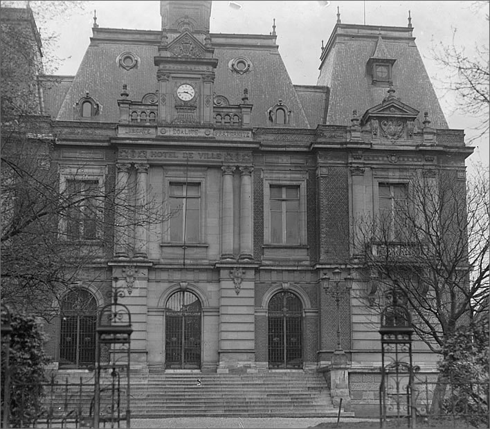 The hôtel de ville, Mairie de Doullens in 1920