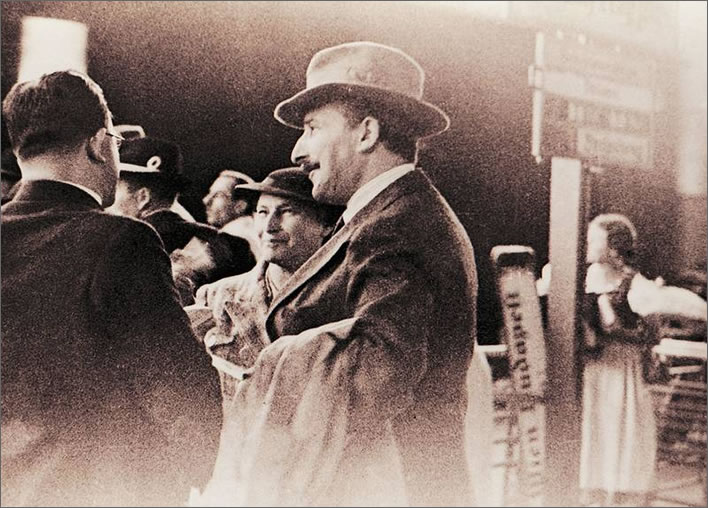 Friderike und Stefan Zweig auf einem Bahnhof, Mitte der dreißiger Jahre