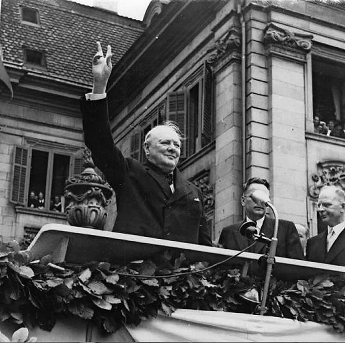 Churchill speaking to the crowds in the Münsterplatz.