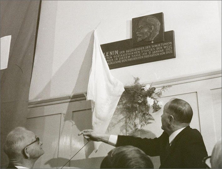 Erecting a plaque to Lenin in the Zurich Volkshaus in April 1970.