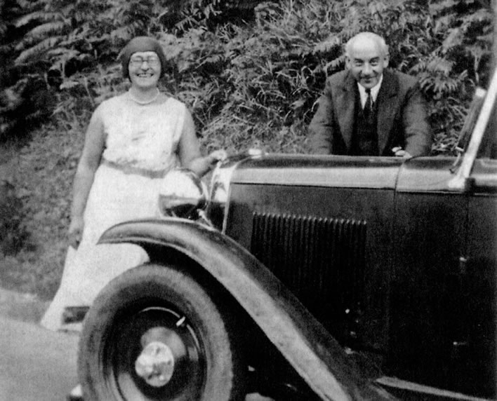 Eva and Victor Klemperer with their car in 1935
