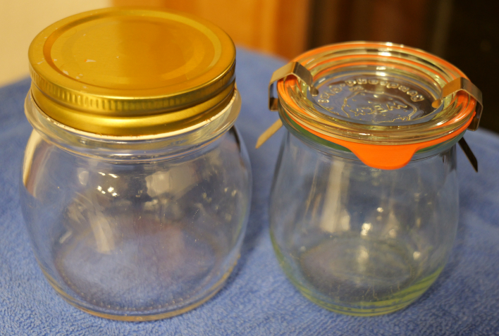 Left: the 250 ml portion jar. Right: the 100 ml starter jar.