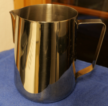 Stainless steel 2 litre mixing jug, easy to sterilise.